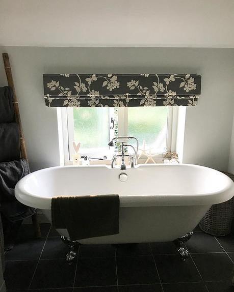Un bellissimo cottage nella campagna inglese Looking forward to a soak in here shortly.....just had to make sure all the plastic dinosaurs have been returned to their homes after the boys bath time ❤️