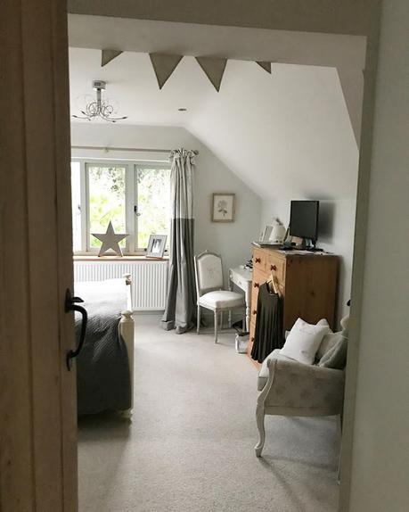 Un bellissimo cottage nella campagna inglese Such a dreary evening....I'm planning on an early bed, book and snuggle night! Xx
