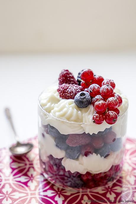 Mousse di latte e vaniglia con frutti di bosco mousse-di-latte-vaniglia-frutti-bosco-ricetta-dolce-dessert-al-cucchiaio-facile-contemporaneo-food