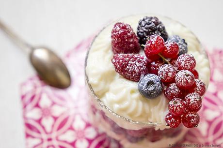 Mousse di latte e vaniglia con frutti di bosco mousse-di-latte-vaniglia-frutti-bosco-ricetta-dolce-dessert-al-cucchiaio-facile-contemporaneo-food
