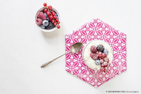 Mousse di latte e vaniglia con frutti di bosco mousse-di-latte-vaniglia-frutti-bosco-ricetta-dolce-dessert-al-cucchiaio-facile-contemporaneo-food