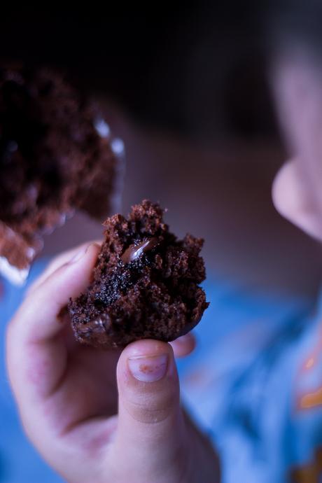La merenda del ritorno a scuola. Muffin integrali al cioccolato. All’italiana. La merenda del ritorno a scuola. Muffin integrali al cioccolato. All’italiana.