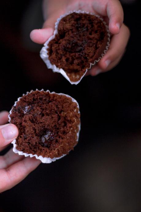 La merenda del ritorno a scuola. Muffin integrali al cioccolato. All’italiana. La merenda del ritorno a scuola. Muffin integrali al cioccolato. All’italiana.
