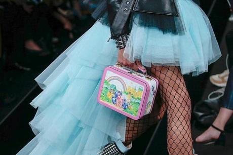 A proposito di #MFW #SS18 Oggi parliamo di : Moschino A proposito di #MFW #SS18 Oggi parliamo di : Moschino