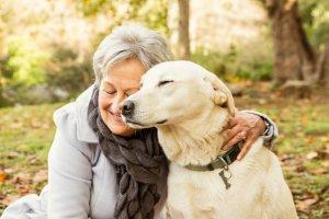 Declino cognitivo? Gli animali domestici aiutano gli anziani anziani animali