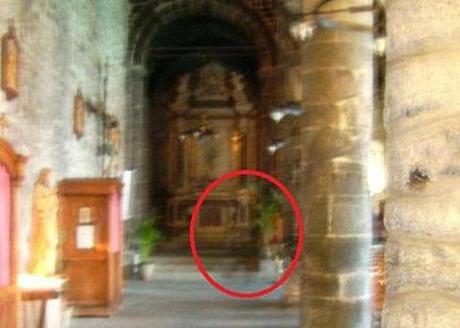 Turista scatta foto e compare il fantasma del prete assassinato.Indagini riaperte