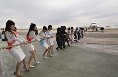 FOTO DEL GIORNO 5 MAGGIO 2011 : TIRO ALLA FUNE CON AEREO IN GIAPPONE PER BENEFICENZA