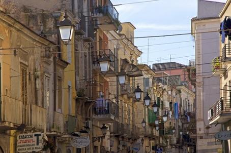 Per i ciclisti Via Arpi è un inferno. Macchine e nessuna rastrelliera