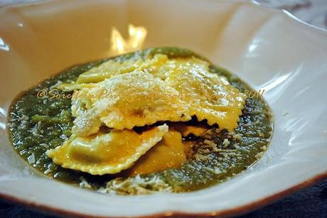 Ravioli bastardi agli asparagi verdi su crema di finocchi e ortiche