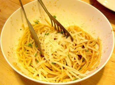 Spaghetti di Gragnano con Bottarga, scaglie di Pecorino Romano e Prezzemolo dell'orto