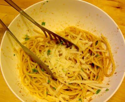 Spaghetti di Gragnano con Bottarga, scaglie di Pecorino Romano e Prezzemolo dell'orto