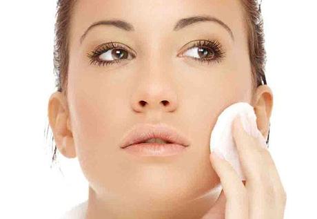 ragazza che si strucca