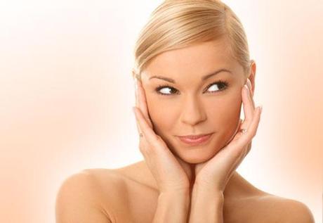 ragazza con occhi marroni