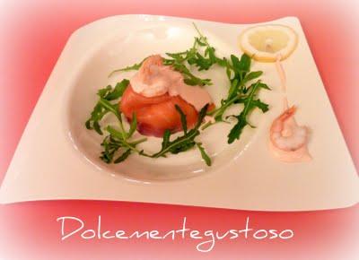 Vulcano di salmone con gamberi in salsa aurora