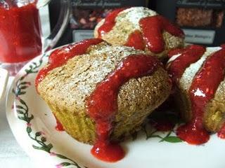 Coccole.....con dolcetti al tè Matcha e salsa di frutti rossi