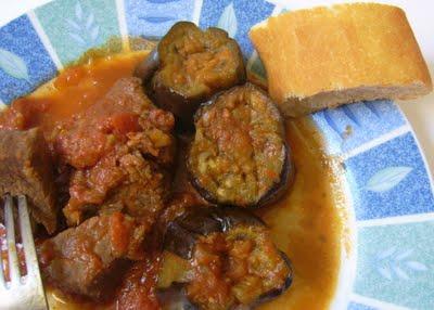 spezzatino con melanzane (kokkinisto me melitzanes)