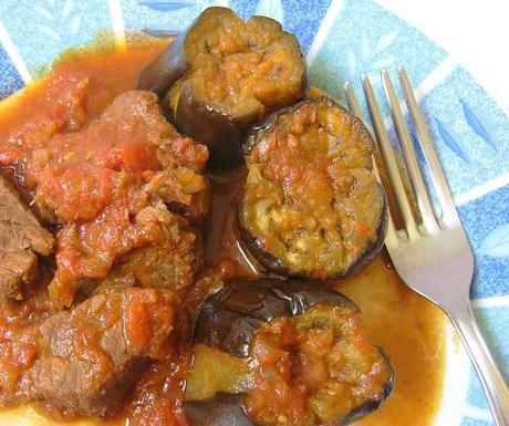 spezzatino con melanzane (kokkinisto me melitzanes)