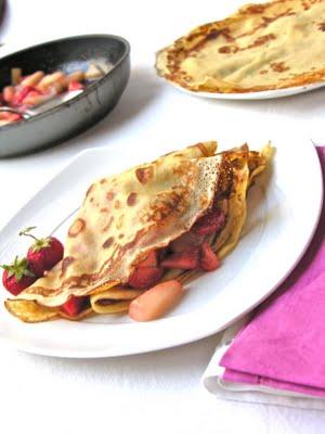 Crepes svedesi con fragole e pere caramellate...ovvero dessert on a budget!