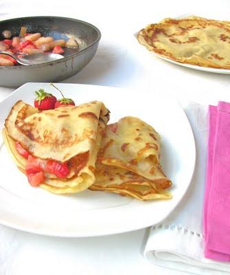 Crepes svedesi con fragole e pere caramellate...ovvero dessert on a budget!