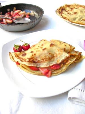 Crepes svedesi con fragole e pere caramellate...ovvero dessert on a budget!