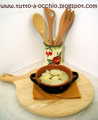 Freddo febbraio! - Spezzatino di maiale e verze in cocotte con coperchio di patate