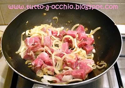 Freddo febbraio! - Spezzatino di maiale e verze in cocotte con coperchio di patate