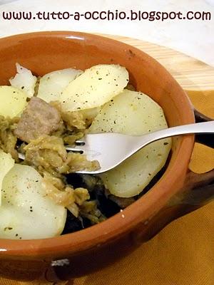 Freddo febbraio! - Spezzatino di maiale e verze in cocotte con coperchio di patate