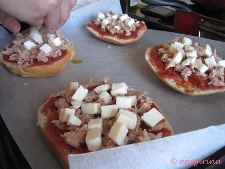 Panini caldi con tonno, pomodoro e mozzarella + I miei brodini