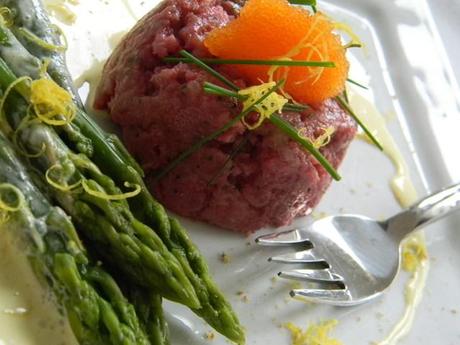 Tartar di Tonno Rosso con Caviale, Asparagi e Salsa al Limone