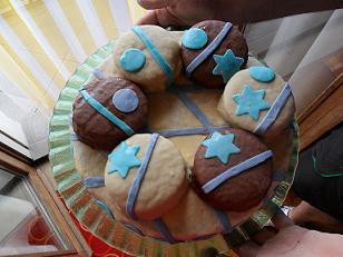 torta a piani con cioccolato plastico e pasta di zucchero