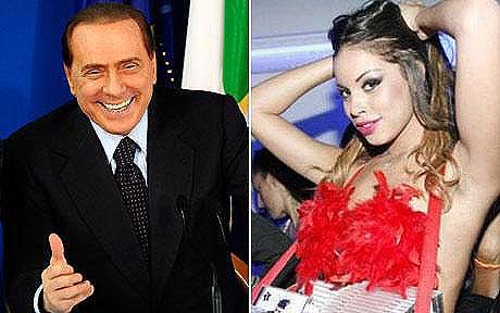 “Berlusconi ci diceva di baciare la statua a forma di fallo”