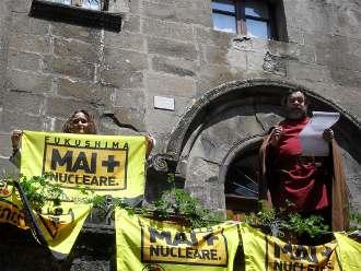 VITERBO CONTRO IL NUCLEARE / usato originalissimo flashmob intitolato ''fai come Giulietta, di sì dal tuo balcone''