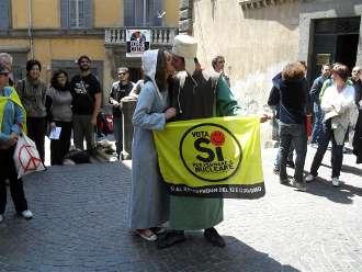 VITERBO CONTRO IL NUCLEARE / usato originalissimo flashmob intitolato ''fai come Giulietta, di sì dal tuo balcone''