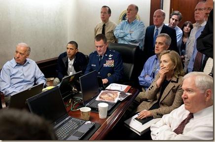 2Joe-Biden-Barack-Obama-e-Hillary-Clinton-seguono-con-lo-staff-della-Casa-Bianca-le-fasi-che-precedono-il-raid-contro-Bin-Laden.-Pete-Souza-Casa-BiancaFlickr