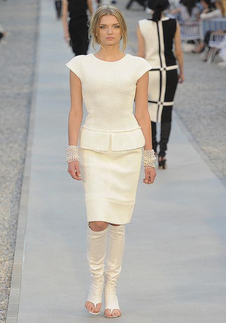 chanel_resort_2012_runway_038_183609787026