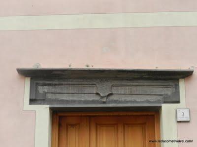 Isolabona, architrave del 500 in ardesia.