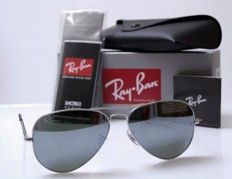 Un paio di Ray-Ban gratis per tutti i presenti…solo valido per oggi..ore 17.15