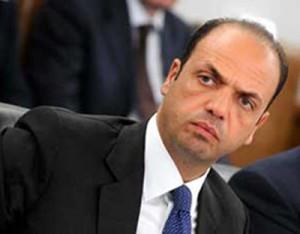 Manifesti anti-PM, i magistrati di Milano chiedono l’autorizzazione ad Alfano. Ecco che potrebbe accadere