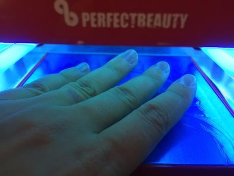 Manicure con smalto semi permanente Manicure con smalto semi permanente