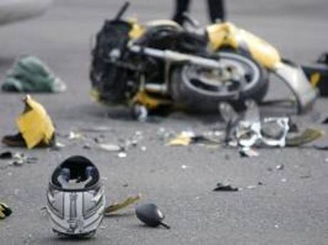 Tragedia sulla strada: si schianta con il suo scooter, muore 20enne incidente