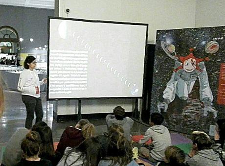 L’INAF-OAC e Teatro Impossibile varcano il mare: laboratori e teatro al Festival della Scienza di Genova L'immagine può contenere: una o più persone