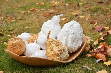 #fioridivenerdì – – – – – zucche decorative dipinte di bianco #fioridivenerdì – – – – – zucche decorative dipinte di bianco