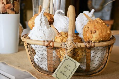#fioridivenerdì – – – – – zucche decorative dipinte di bianco #fioridivenerdì – – – – – zucche decorative dipinte di bianco