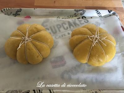 Piccole zucche di pan briosche per Halloween Piccole zucche di pan briosche per Halloween