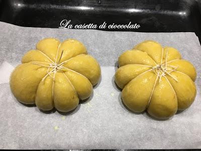 Piccole zucche di pan briosche per Halloween Piccole zucche di pan briosche per Halloween