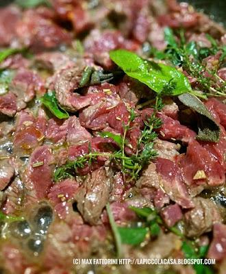 Carne rossa: Uccelletto di cadea con timo, erba fungo e sale affumicato Carne rossa: Uccelletto di cadea con timo, erba fungo e sale affumicato