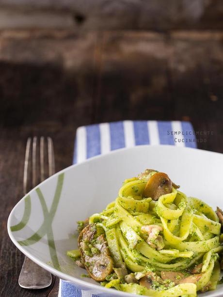 Tagliatelle pesto di rucola e funghi Tagliatelle pesto di rucola e funghi