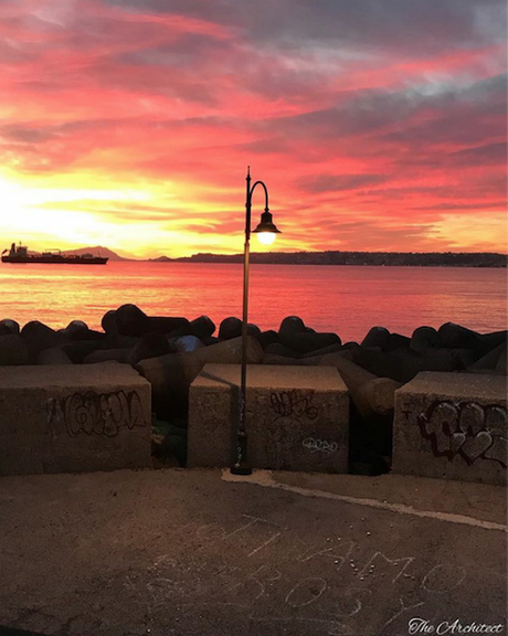 Spettacolare tramonto a Napoli. Le foto più belle della Rete Spettacolare tramonto a Napoli. Le foto più belle della Rete