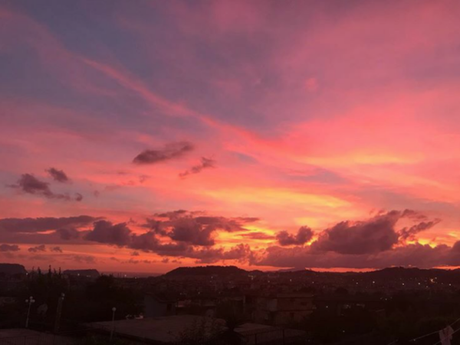 Spettacolare tramonto a Napoli. Le foto più belle della Rete Spettacolare tramonto a Napoli. Le foto più belle della Rete