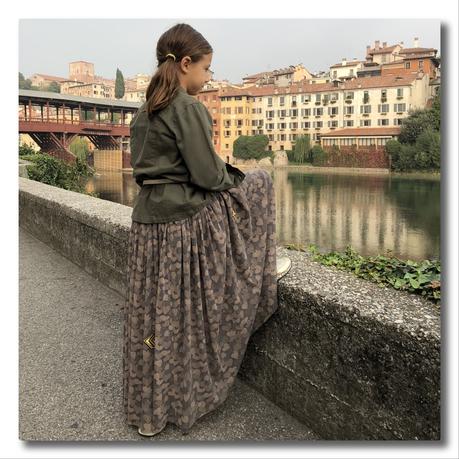 Camouflage, stelle e cuori: la gonna lunga che farà innamorare tutte le bambine. stella in total look yclù